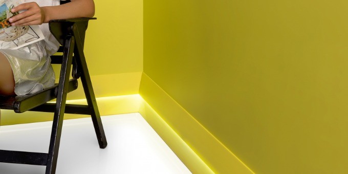 Потолочный плинтус под покраску Orac Decor Modern Diagonal SX179 с подсветкой 2000×29×97 фото в интерьере