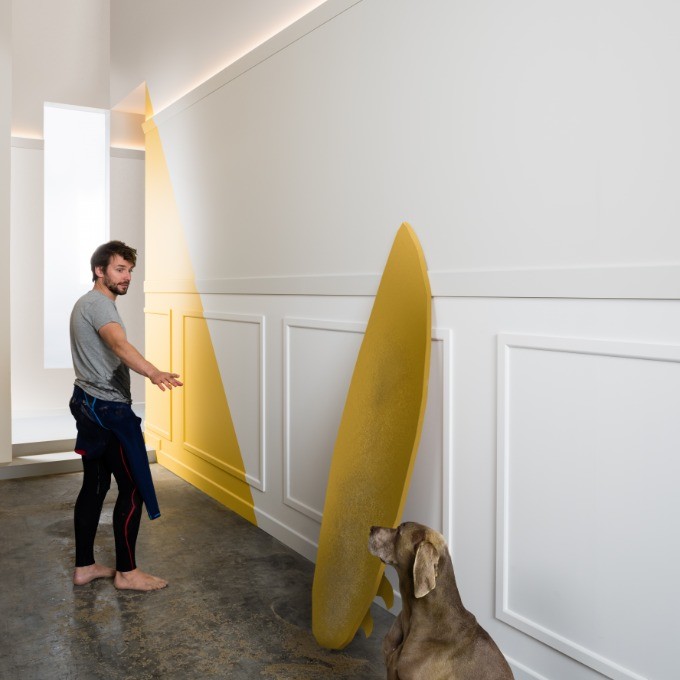 Потолочный плинтус под покраску Orac Decor Modern Diagonal SX179 с подсветкой 2000×29×97 фото в интерьере