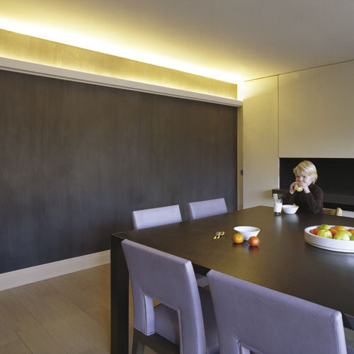 Потолочный плинтус под покраску Orac Decor Modern Rail C358 с подсветкой 2000×140×73 фото в интерьере