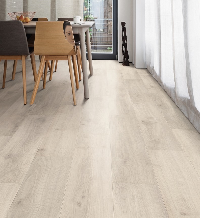 Ламинат Haro Tritty 90 Дуб Эмилия Светло-Серый 538651 1282×193×7 фото в интерьере