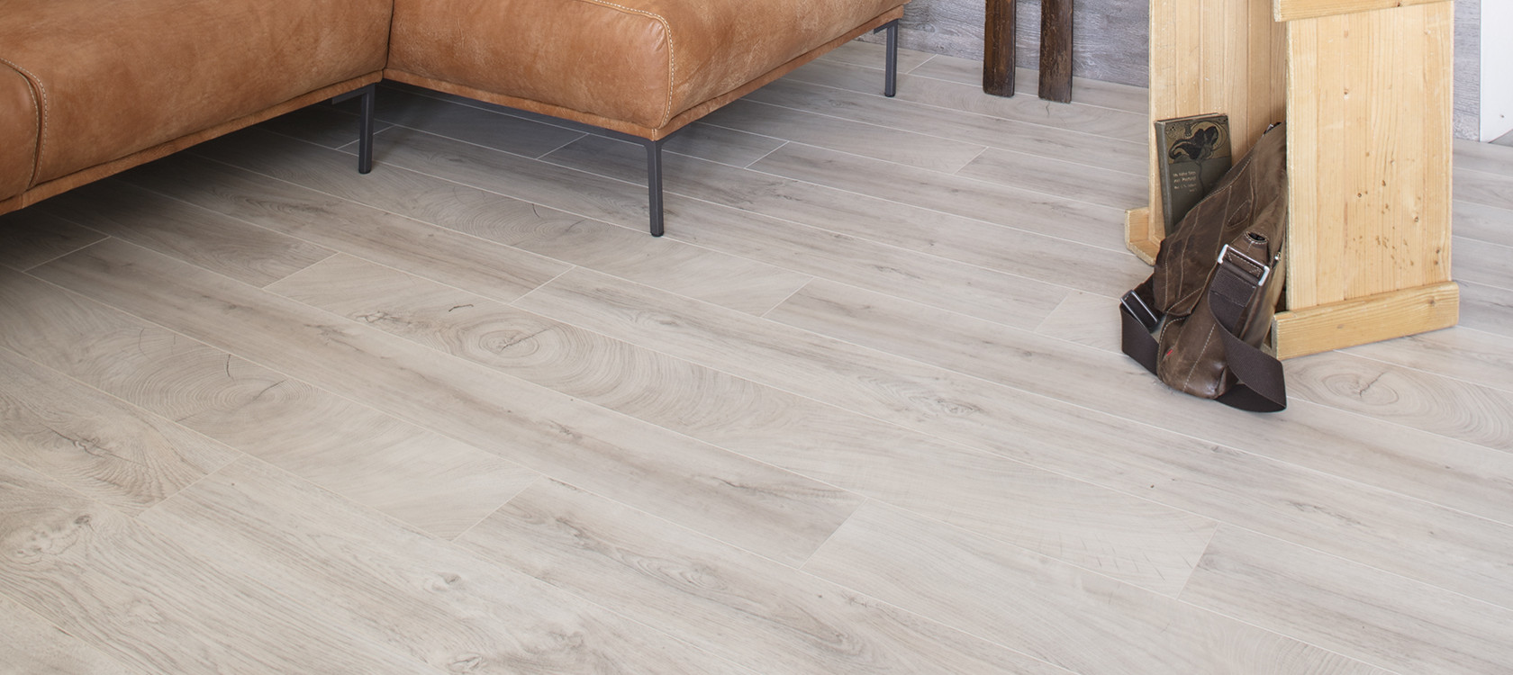 Ламинат Kaindl Natural Touch Премиум доска Дуб Фреско Лив К4384 RЕ 1383×159×10 фото в интерьере Ламинат Kaindl Natural Touch Премиум доска Дуб Фреско Лив К4384 RЕ 1383×159×10 фото в интерьере