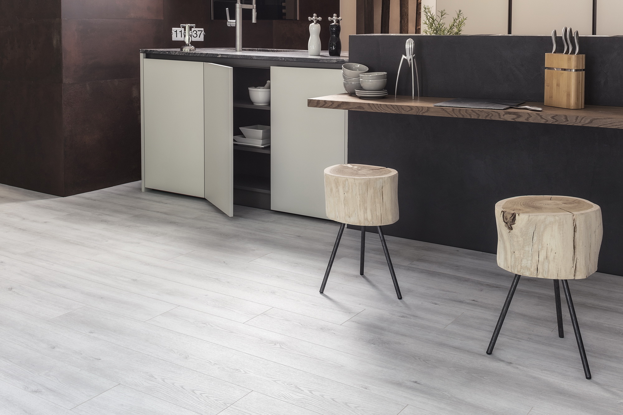 Ламинат Kaindl Natural Touch Стандартная доска Дуб Бетон К4422 RI 1383х193х12 фото в интерьере