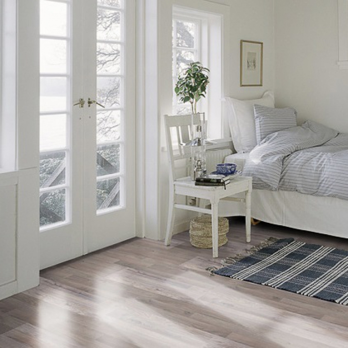 Ламинат Pergo original Excellence Classic Plank Дуб серый L0201-01786 фото в интерьере