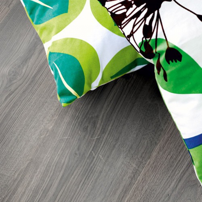 Ламинат Pergo Original Excellence Classic Plank Дуб Темно-Серый L0201-01805 фото в интерьере