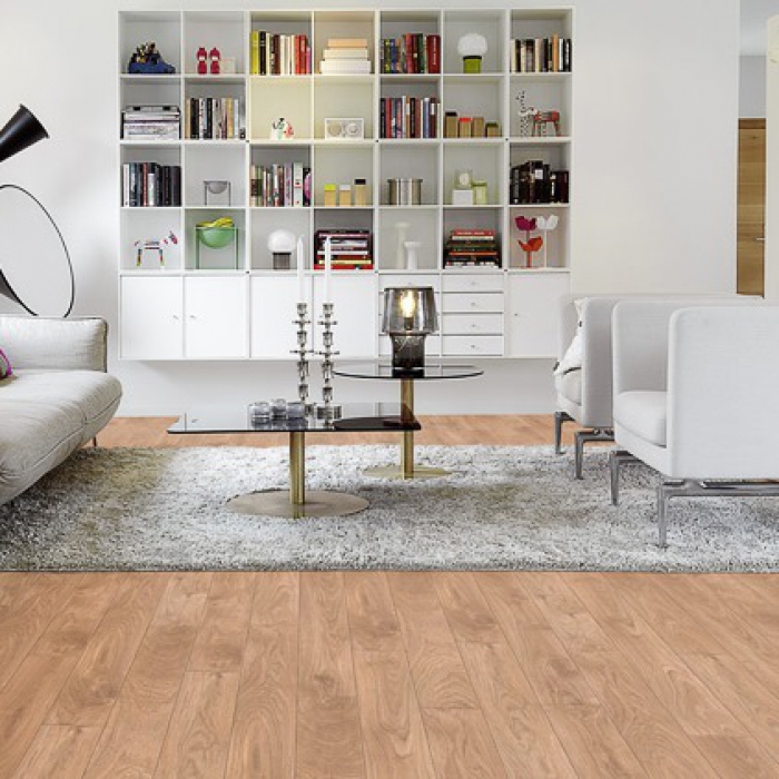 Ламинат Pergo Original Excellence Plank 4V Дуб Светлый Меленый L1211-01815 фото в интерьере