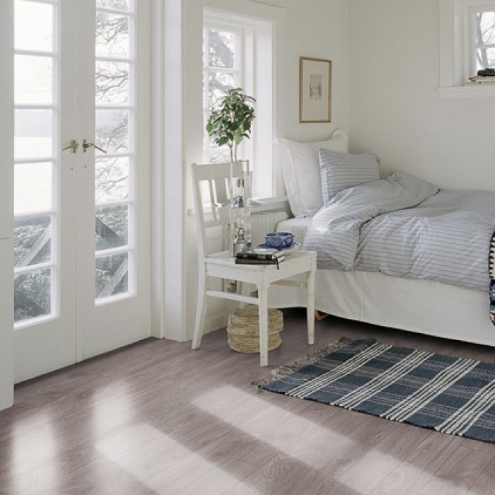 Ламинат Pergo Original Excellence Plank 4V Дуб Вороненый L1211-01817 фото в интерьере