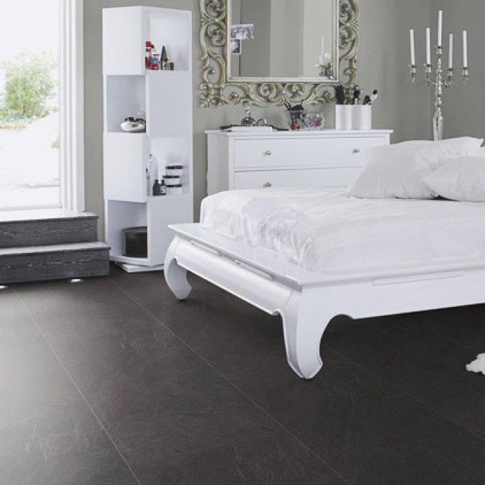 Ламинат Pergo Original Excellence Big Slab Сланец Средне-Серый L0220-01779 фото в интерьере