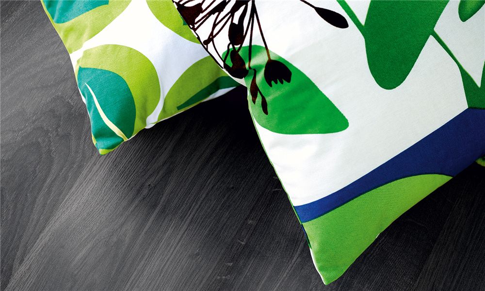 Ламинат Pergo Original Excellence Classic Plank Дуб Черный L0201-01806 фото в интерьере