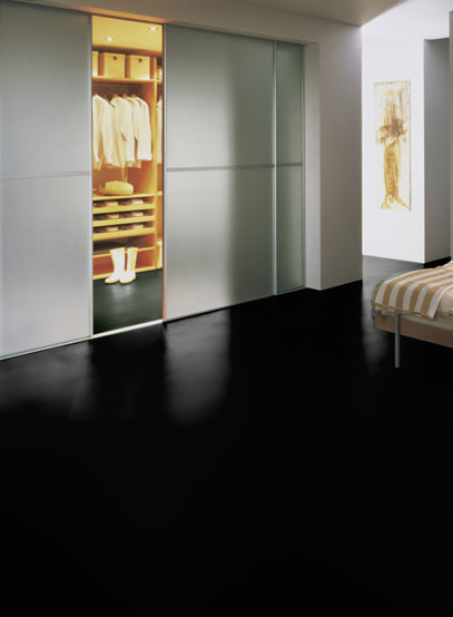 Ламинат Wineo 550 Color Черный глянцевый LA067CH-01 853×331×8 фото в интерьере