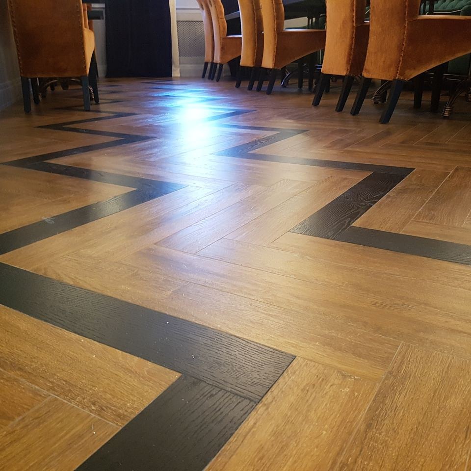 Ламинат CBM Koruna Бук Збирог 813 венгерская елка 606,8×101,1×12 фото в интерьере