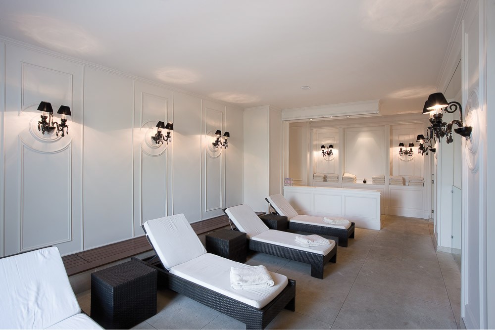 Угловой элемент к молдингу под покраску Orac Decor Orac Luxxus P8030C 190×86×17 фото в интерьере