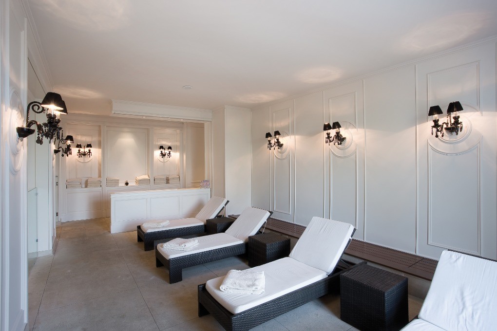 Гибкий молдинг под покраску Orac Decor Select P8030F 2000×41×17 фото в интерьере