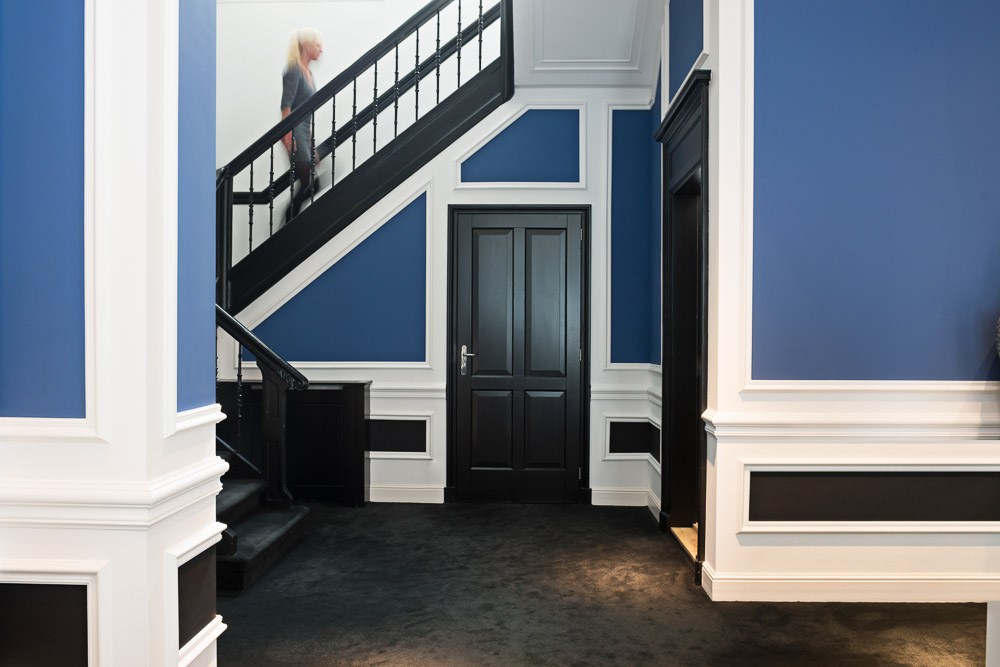 Гибкий молдинг под покраску Orac Decor Orac Luxxus P8050F 2000×120×30 фото в интерьере