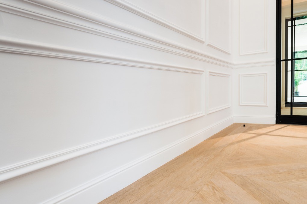 Молдинг под покраску Orac Decor Orac Luxxus P8050 2000×120×30 фото в интерьере