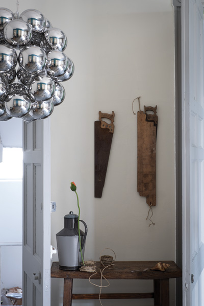 Краска Farrow & Ball цвет Shadow White 282 Estate Eggshell 0,75 л фото в интерьере Краска Farrow & Ball цвет Shadow White 282 Estate Eggshell 0,75 л фото в интерьере