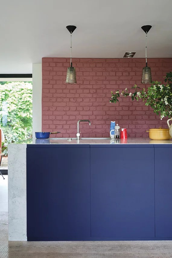 Краска Farrow & Ball Colour by Nature цвет Crimson Red W93 Estate Emulsion 0,1 л фото в интерьере