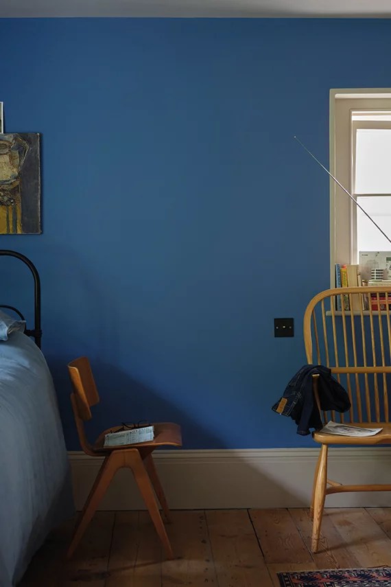 Краска Farrow & Ball Colour by Nature цвет Ultra Marine Blue W29 Estate Emulsion 0,1 л фото в интерьере