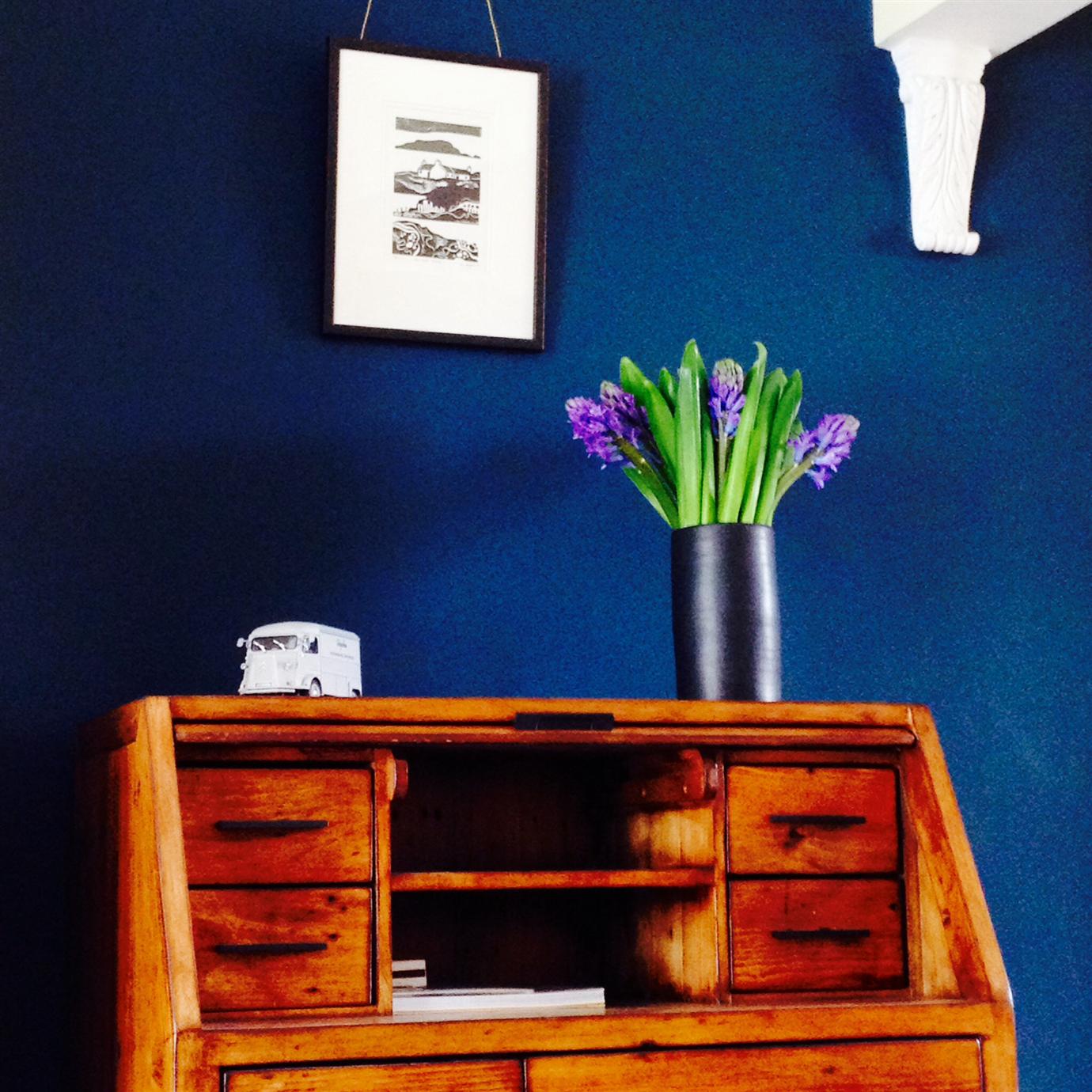 Краска Farrow & Ball цвет Hague Blue 30 Modern Emulsion 2,5 л фото в интерьере