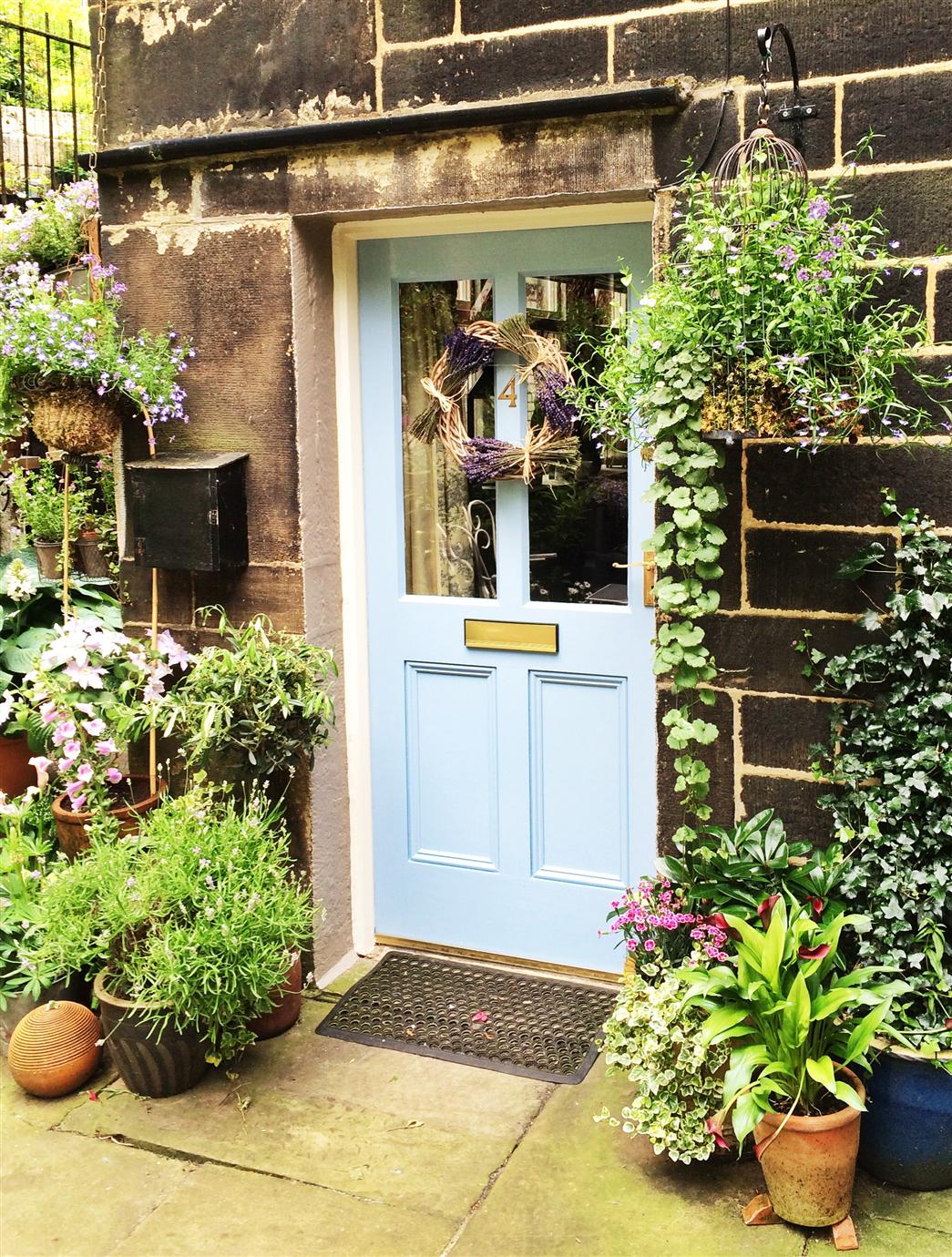 Краска Farrow & Ball цвет Lulworth Blue 89 Estate Emulsion 0,1 л фото в интерьере