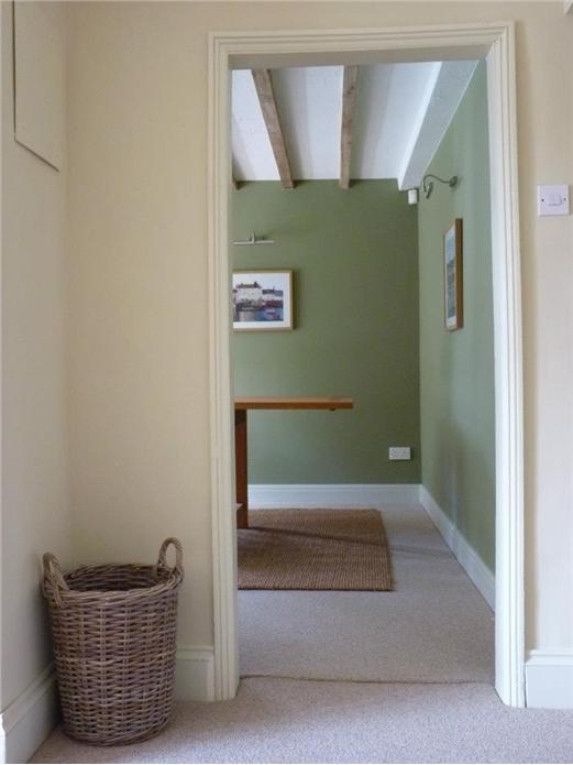 Краска Farrow & Ball цвет Olive 13 Estate Emulsion 0,1 л фото в интерьере