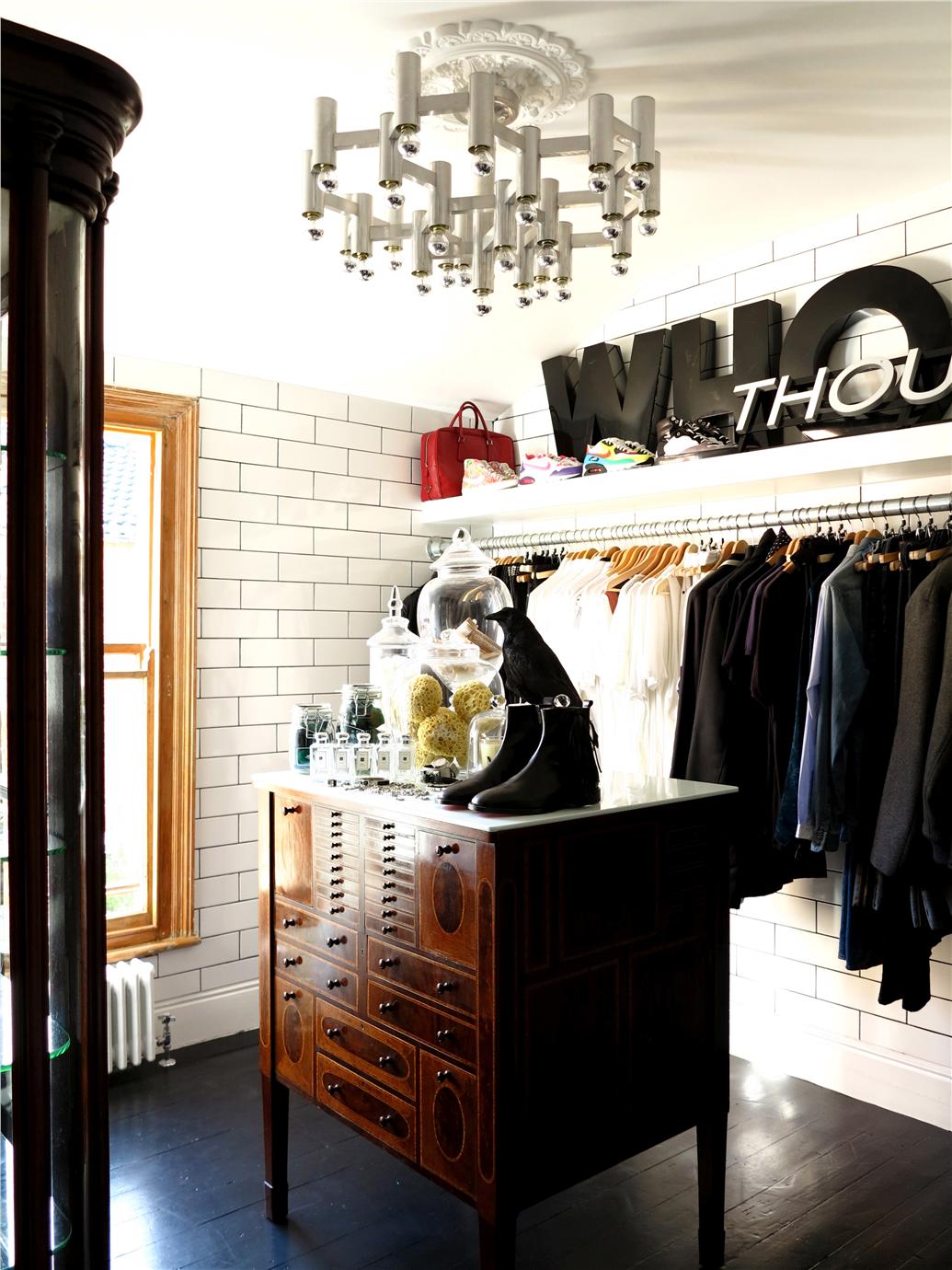 Краска Farrow & Ball цвет Pitch Black 256 Estate Emulsion 0,1 л фото в интерьере Краска Farrow & Ball цвет Pitch Black 256 Estate Emulsion 0,1 л фото в интерьере