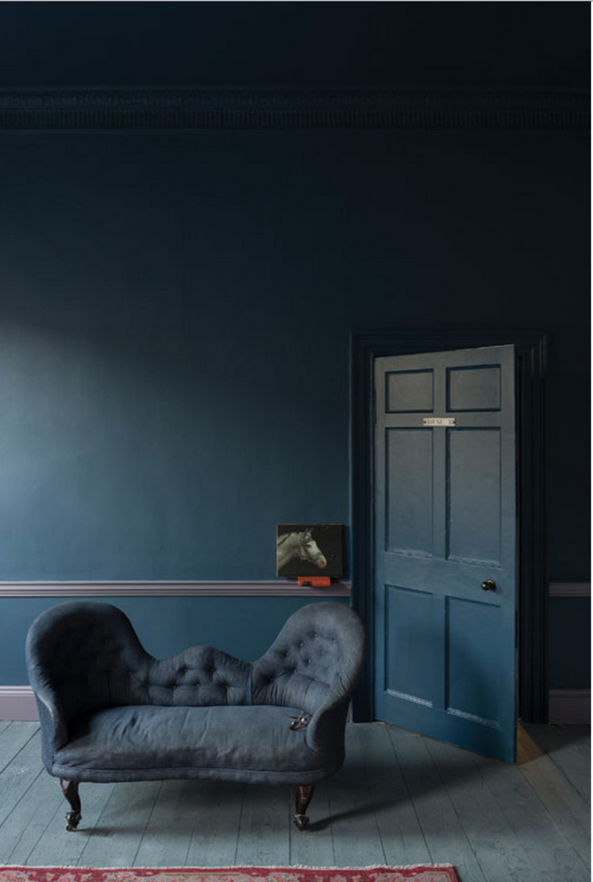 Краска Farrow & Ball цвет Stiffkey Blue 281 Estate Emulsion 0,1 л фото в интерьере Краска Farrow & Ball цвет Stiffkey Blue 281 Estate Emulsion 0,1 л фото в интерьере