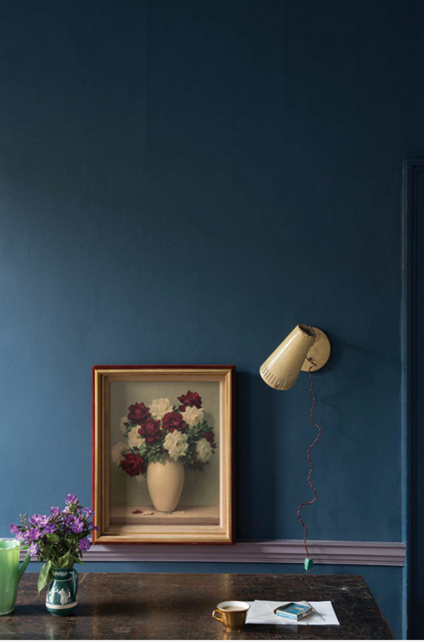 Краска Farrow & Ball цвет Stiffkey Blue 281 Estate Emulsion 0,1 л фото в интерьере Краска Farrow & Ball цвет Stiffkey Blue 281 Estate Emulsion 0,1 л фото в интерьере