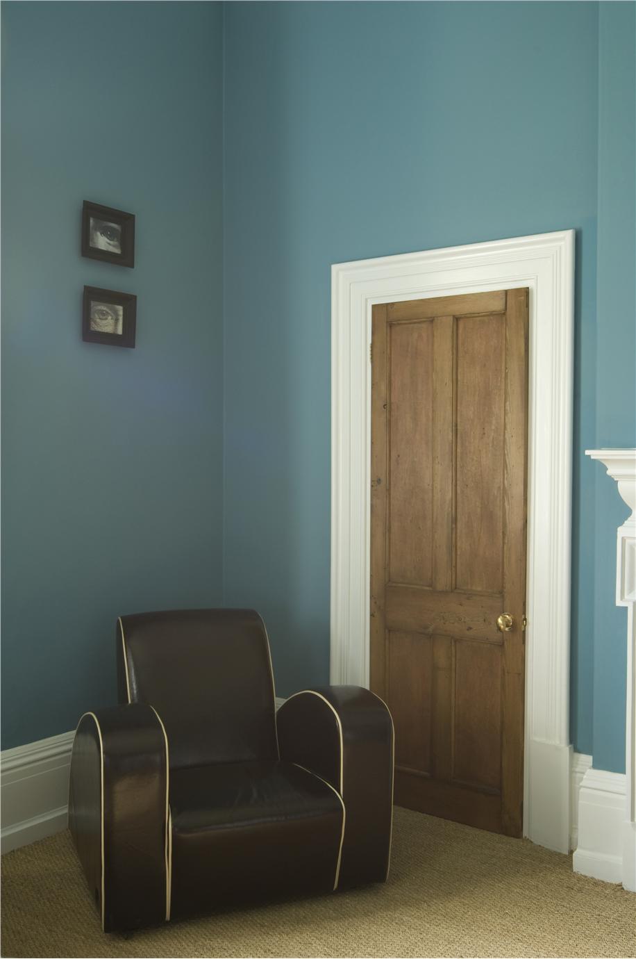 Краска Farrow & Ball цвет Stone Blue 86 Estate Emulsion 0,1 л фото в интерьере