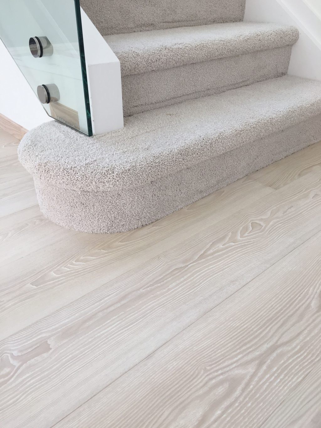 Инженерная доска Cora Soaped Ash Snow select 1600-2400×155×16 фото в интерьере