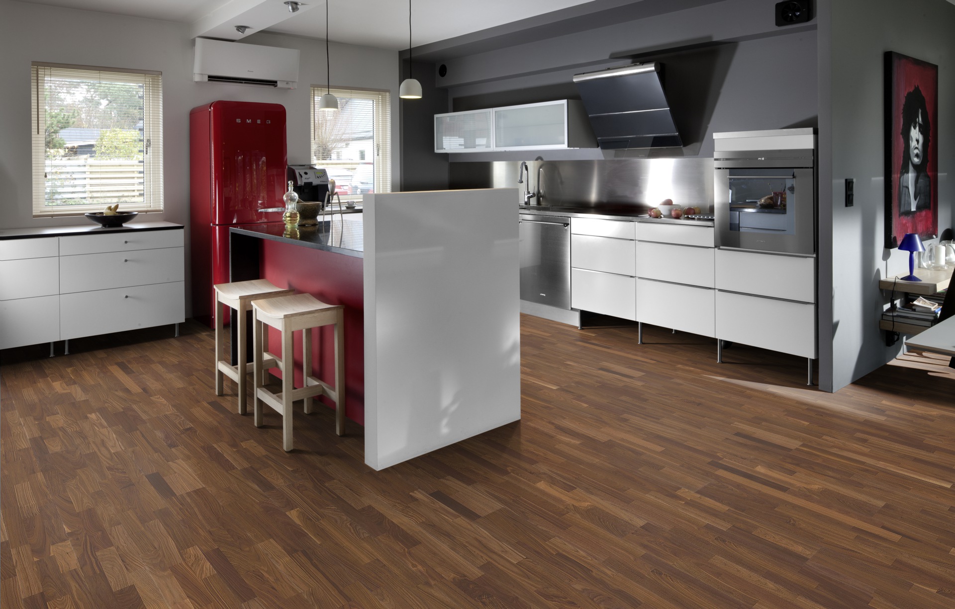 Паркетная доска Kahrs Американская Орех Монреаль Montreal 153N15VA50KW240 Calm 2423×200×15 фото в интерьере