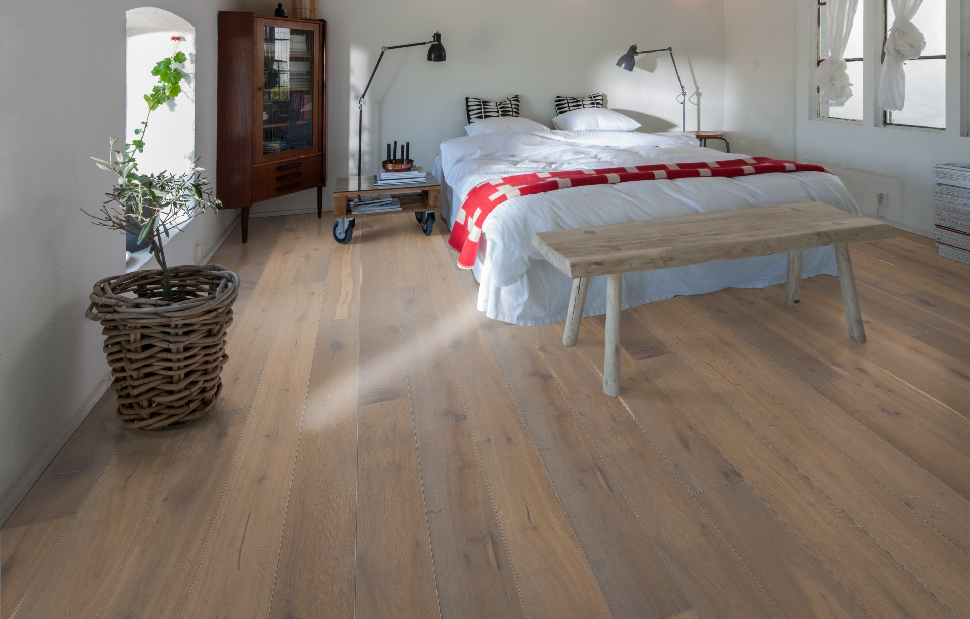 Паркетная доска Kahrs Авторская Дуб Стуре Sture 151N7BEKFMKW240 Dynamic 2420×187×15 фото в интерьере Паркетная доска Kahrs Авторская Дуб Стуре Sture 151N7BEKFMKW240 Dynamic 2420×187×15 фото в интерьере