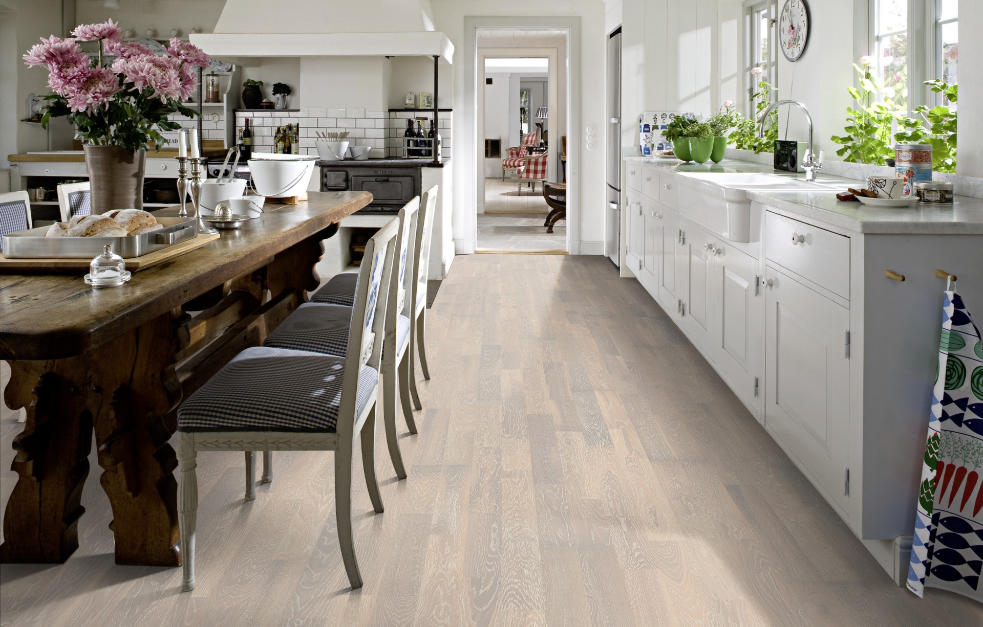 Паркетная доска Kahrs Гармония Дуб Сливки Cream 152N7BEK0WKW240 Variation 2423×200×15 фото в интерьере