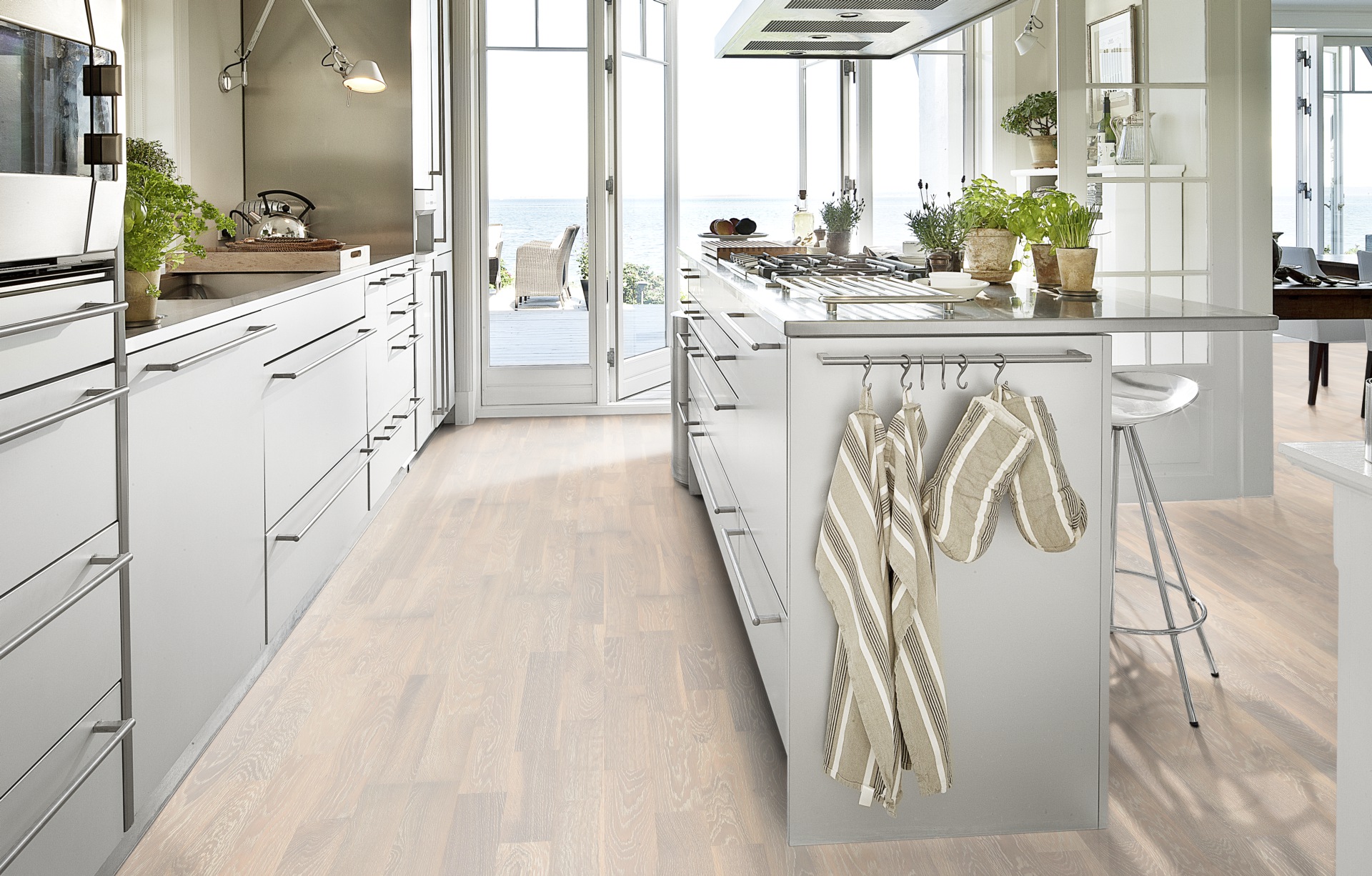 Паркетная доска Kahrs Гармония Дуб Сливки Cream 152N7BEK0WKW240 Variation 2423×200×15 фото в интерьере