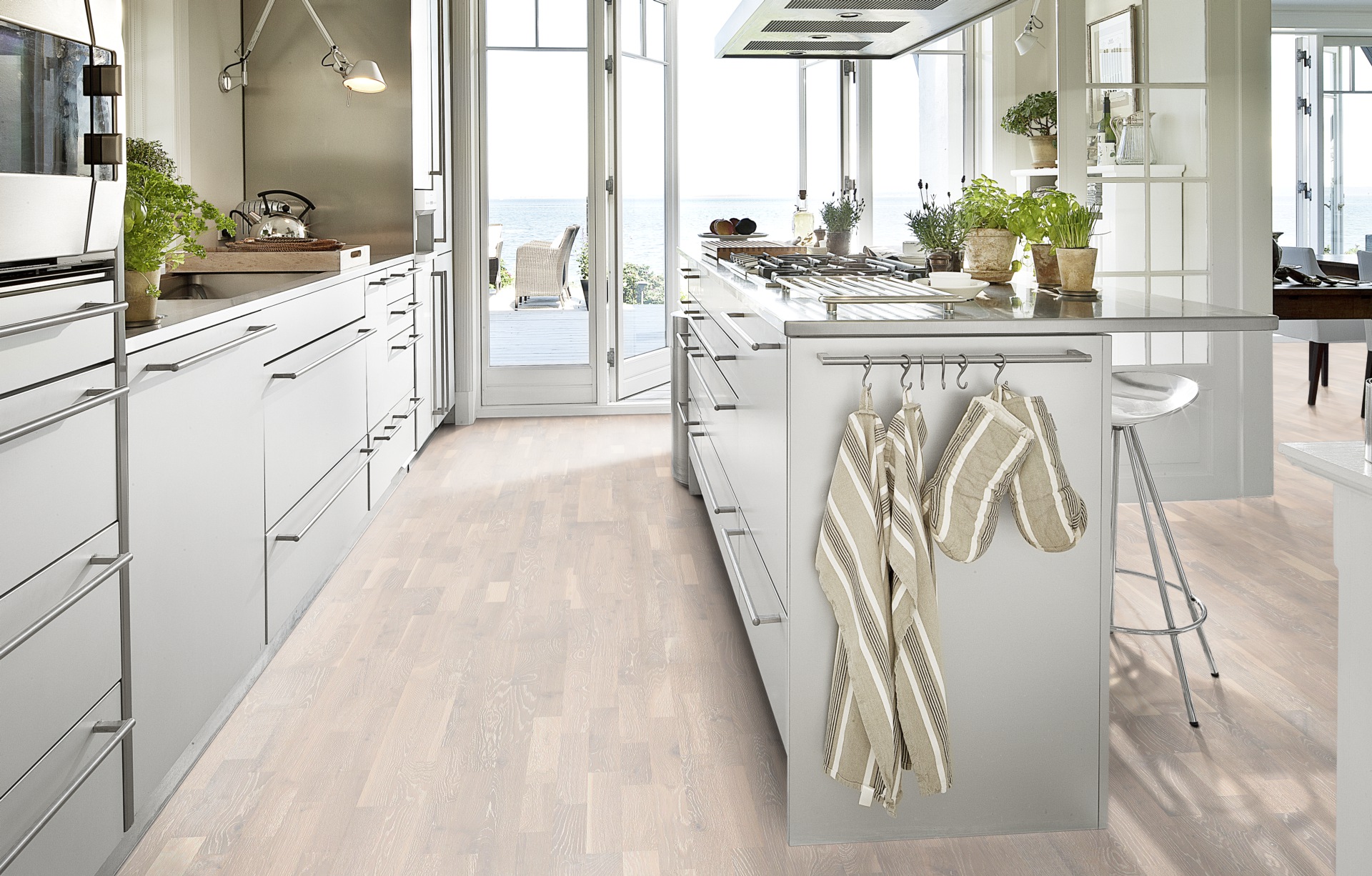 Паркетная доска Kahrs Гармония Дуб Известняк Limestone 153N0BEK0WKW240 Lively 2423×200×15 фото в интерьере