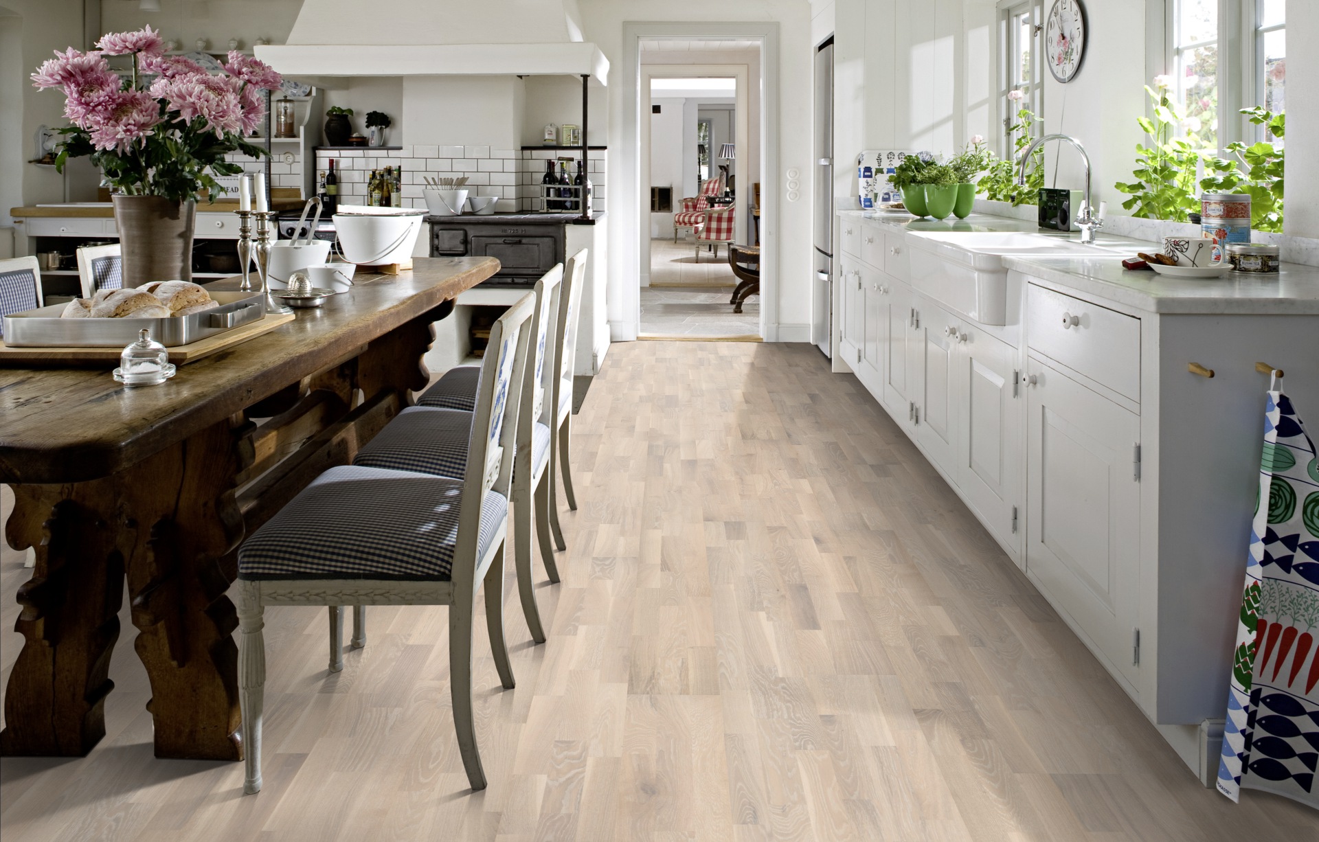 Паркетная доска Kahrs Гармония Дуб Светлый Pale 153N5BEKP1KW240 Variation 2423×200×15 фото в интерьере