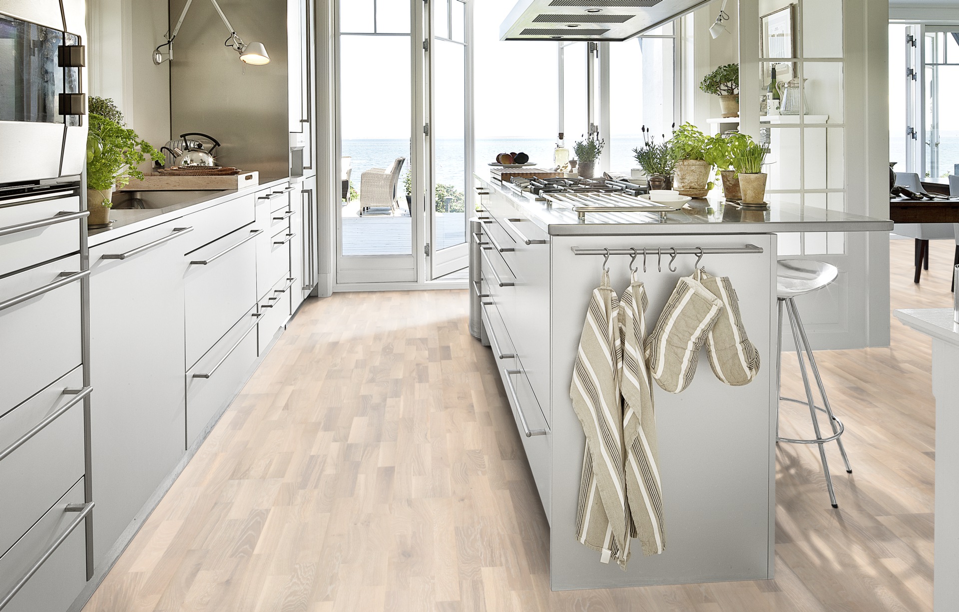 Паркетная доска Kahrs Гармония Дуб Светлый Pale 153N5BEKP1KW240 Variation 2423×200×15 фото в интерьере