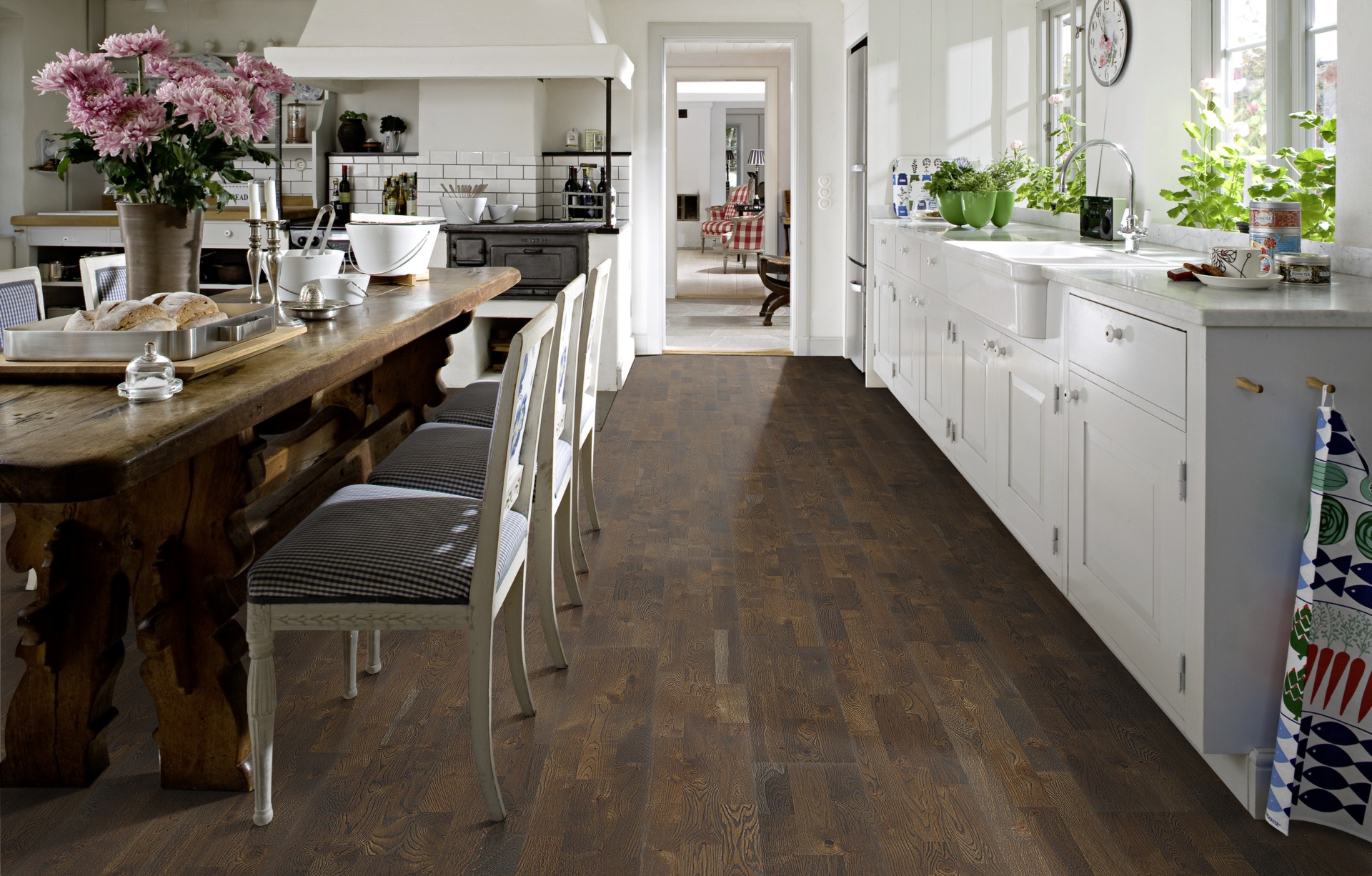 Паркетная доска Kahrs Гармония Дуб Грунт Soil 153N6EEKFEKW240 Lively 2423×200×15 фото в интерьере