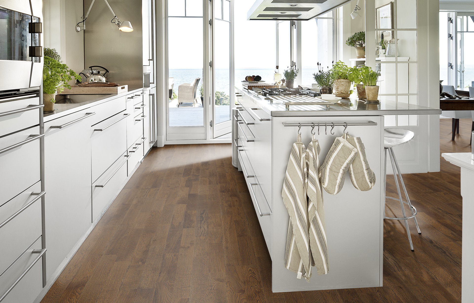 Паркетная доска Kahrs Гармония Дуб Солод Ale 153N6CEKQ1KW240 Lively 2423×200×15 фото в интерьере