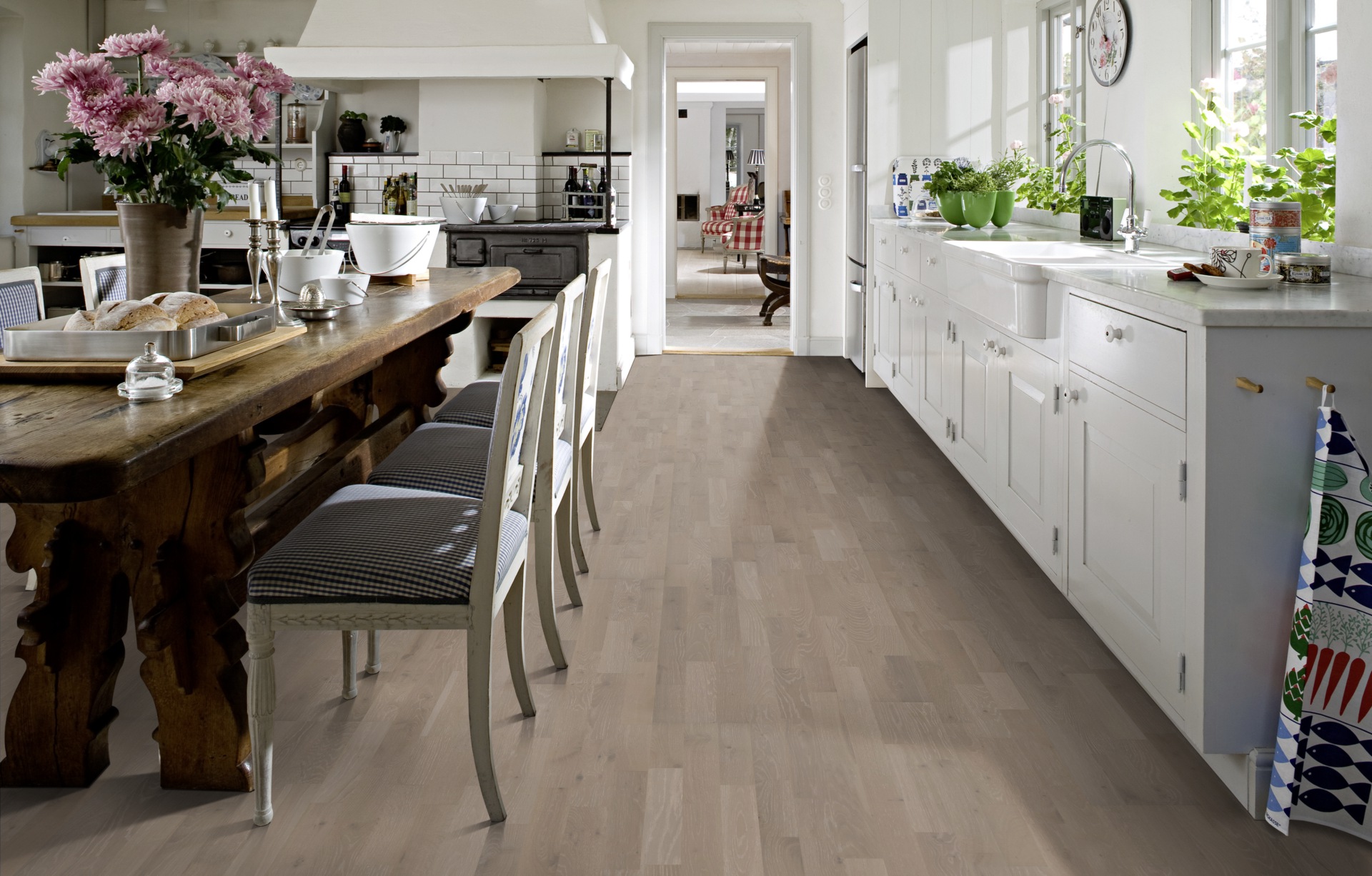 Паркетная доска Kahrs Гармония Дуб Сплав Alloy 153N0BEKD1KW240 Lively 2423×200×15 фото в интерьере