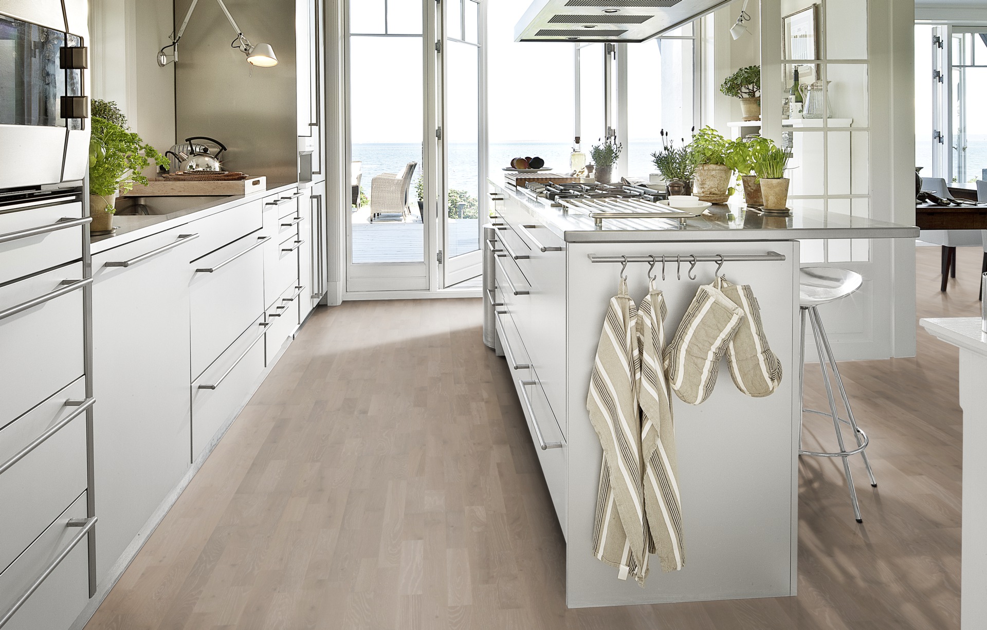 Паркетная доска Kahrs Гармония Дуб Сплав Alloy 153N0BEKD1KW240 Lively 2423×200×15 фото в интерьере