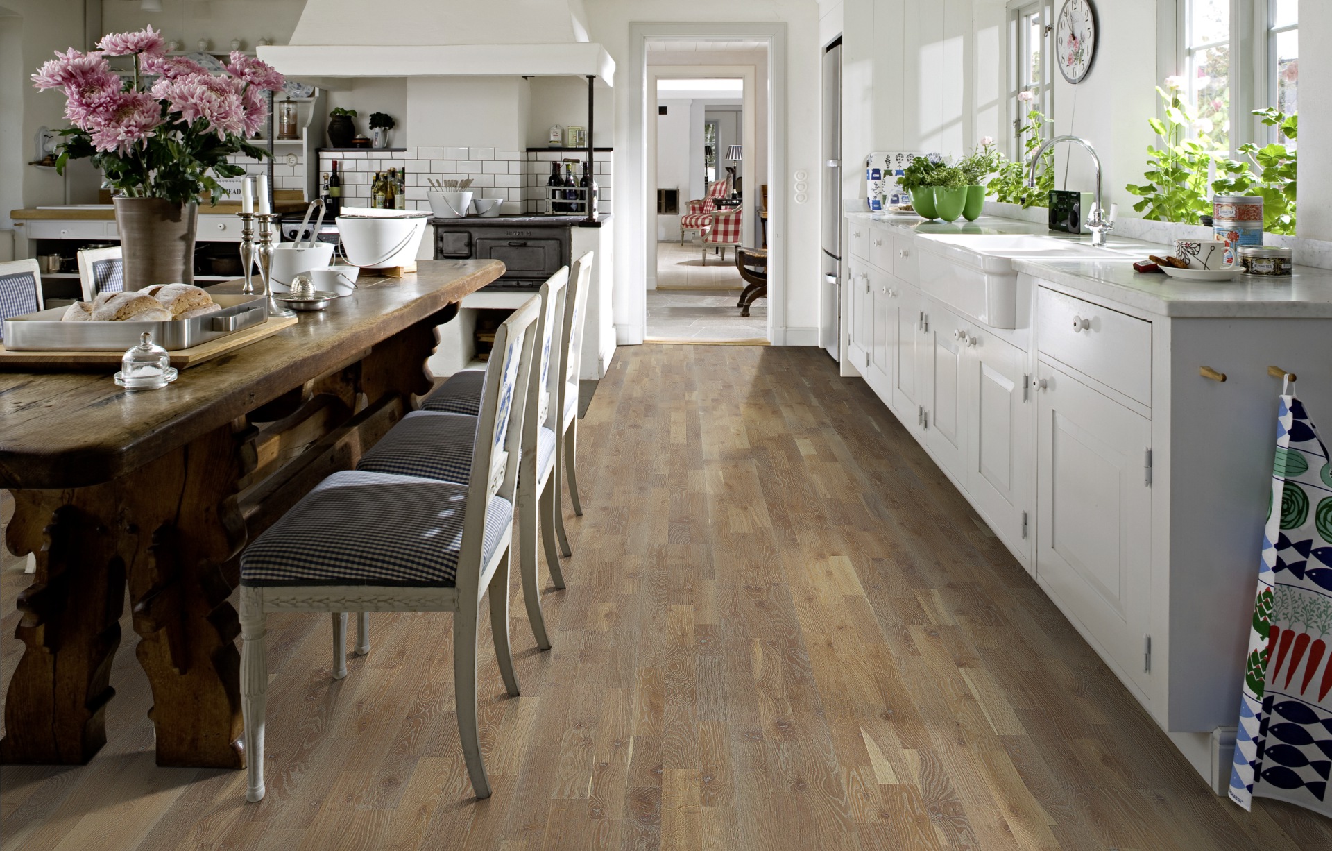 Паркетная доска Kahrs Гармония Дуб Камень Stone 153N6EEKFGKW240 Lively 2423×200×15 фото в интерьере