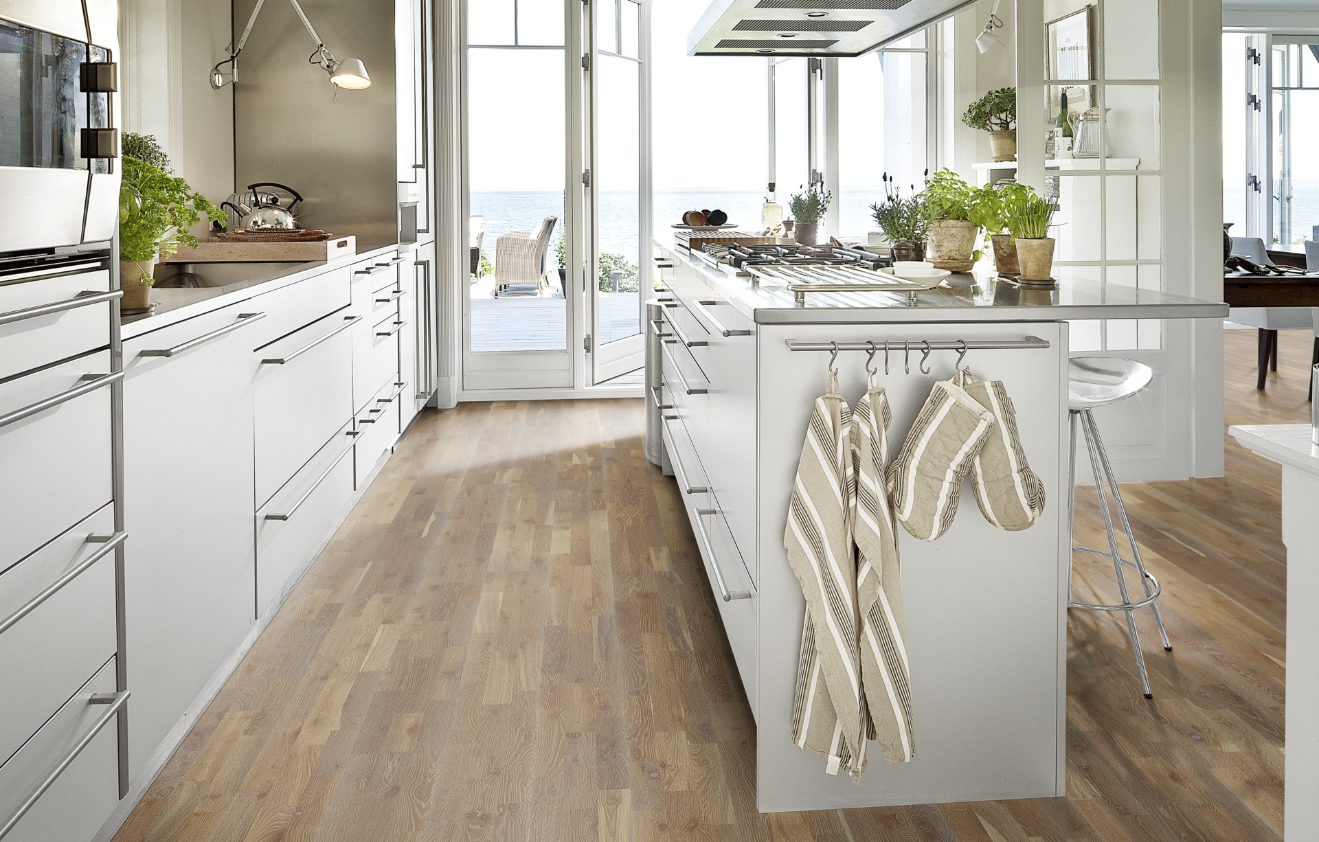 Паркетная доска Kahrs Гармония Дуб Камень Stone 153N6EEKFGKW240 Lively 2423×200×15 фото в интерьере