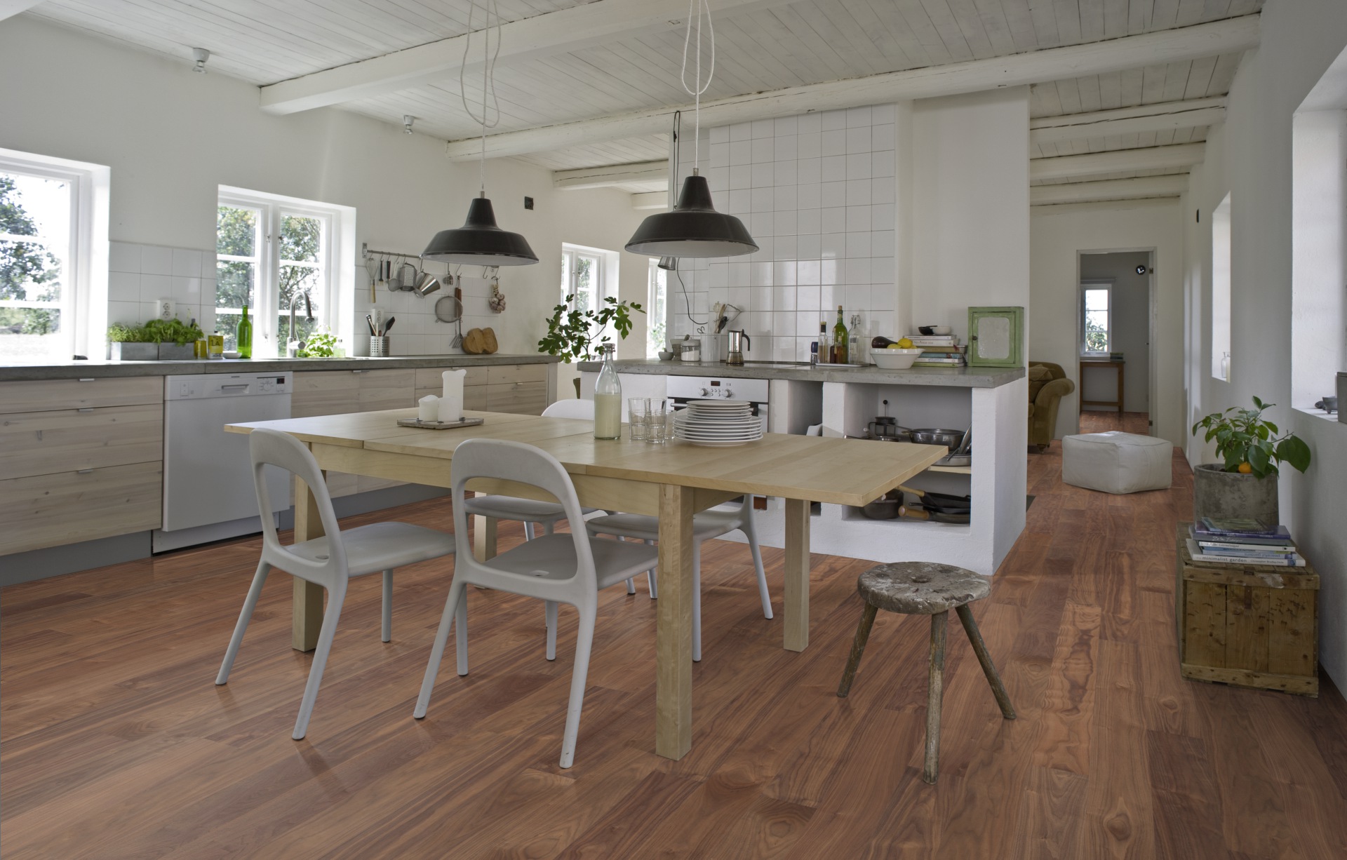 Паркетная доска Kahrs Хабитэт Орех Статуя Statue матовый лак 1810×150×7 фото в интерьере Паркетная доска Kahrs Хабитэт Орех Статуя Statue матовый лак 1810×150×7 фото в интерьере