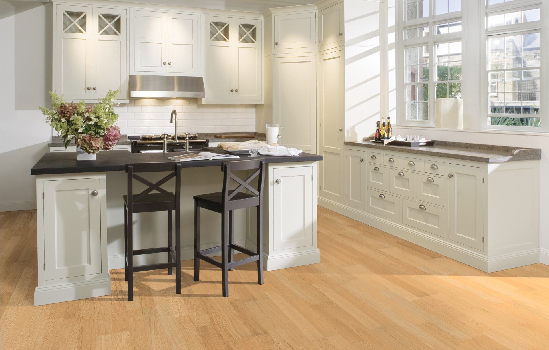 Паркетная доска Kahrs Лодж Дуб Бриз Breeze матовый лак 1225×193×7 фото в интерьере Паркетная доска Kahrs Лодж Дуб Бриз Breeze матовый лак 1225×193×7 фото в интерьере