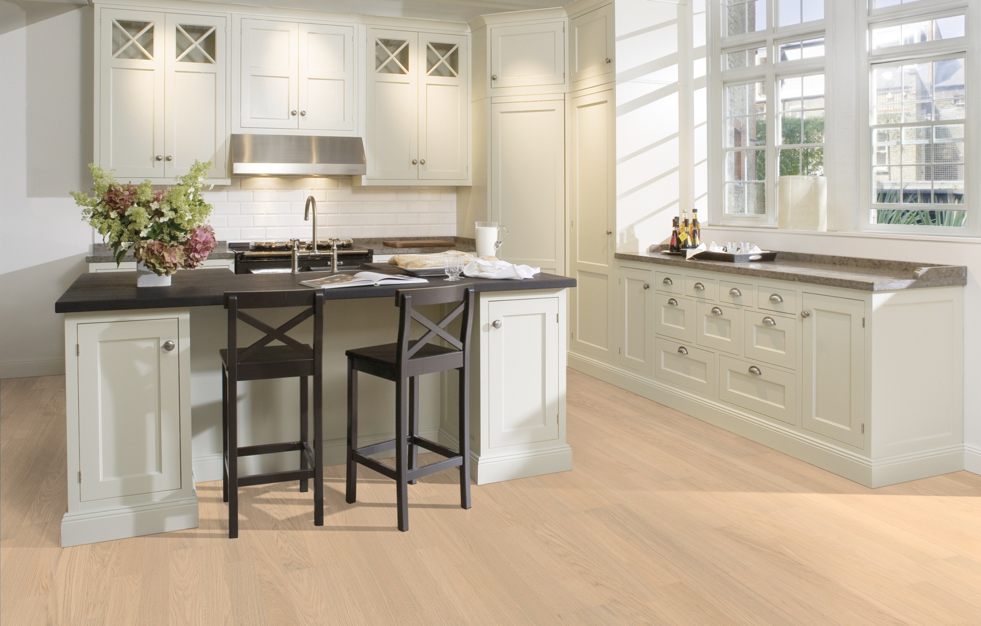 Паркетная доска Kahrs Лодж Дуб Прилив Tide 1225×193×7 фото в интерьере
