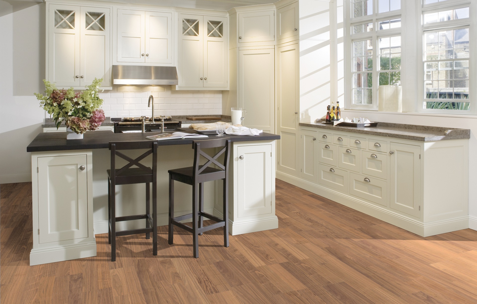 Паркетная доска Kahrs Лодж Орех Цветок Bloom 1225×193×7 фото в интерьере Паркетная доска Kahrs Лодж Орех Цветок Bloom 1225×193×7 фото в интерьере