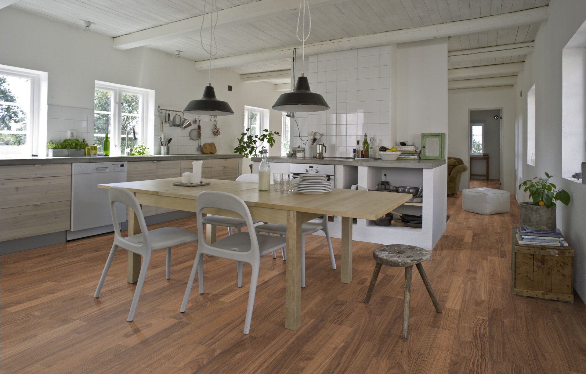 Паркетная доска Kahrs Лодж Орех Цветок Bloom 1225×193×7 фото в интерьере Паркетная доска Kahrs Лодж Орех Цветок Bloom 1225×193×7 фото в интерьере