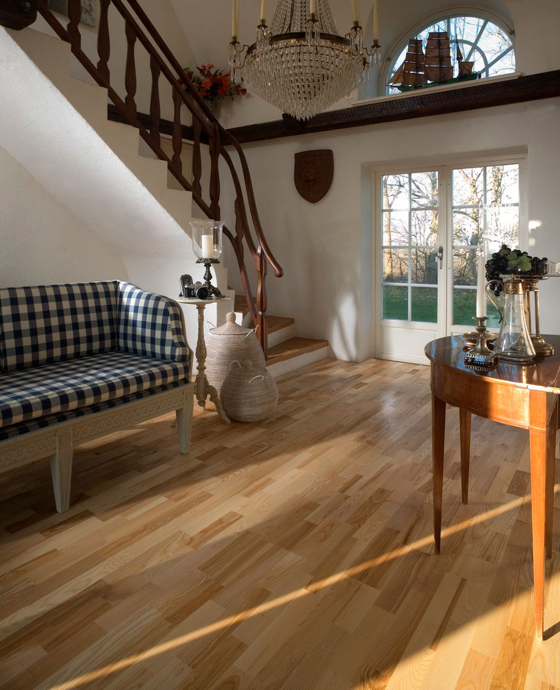 Паркетная доска Kahrs Скандинавская Ясень Кальмар Kalmar 153N18AK09KW240 Variation 2423×200×15 фото в интерьере