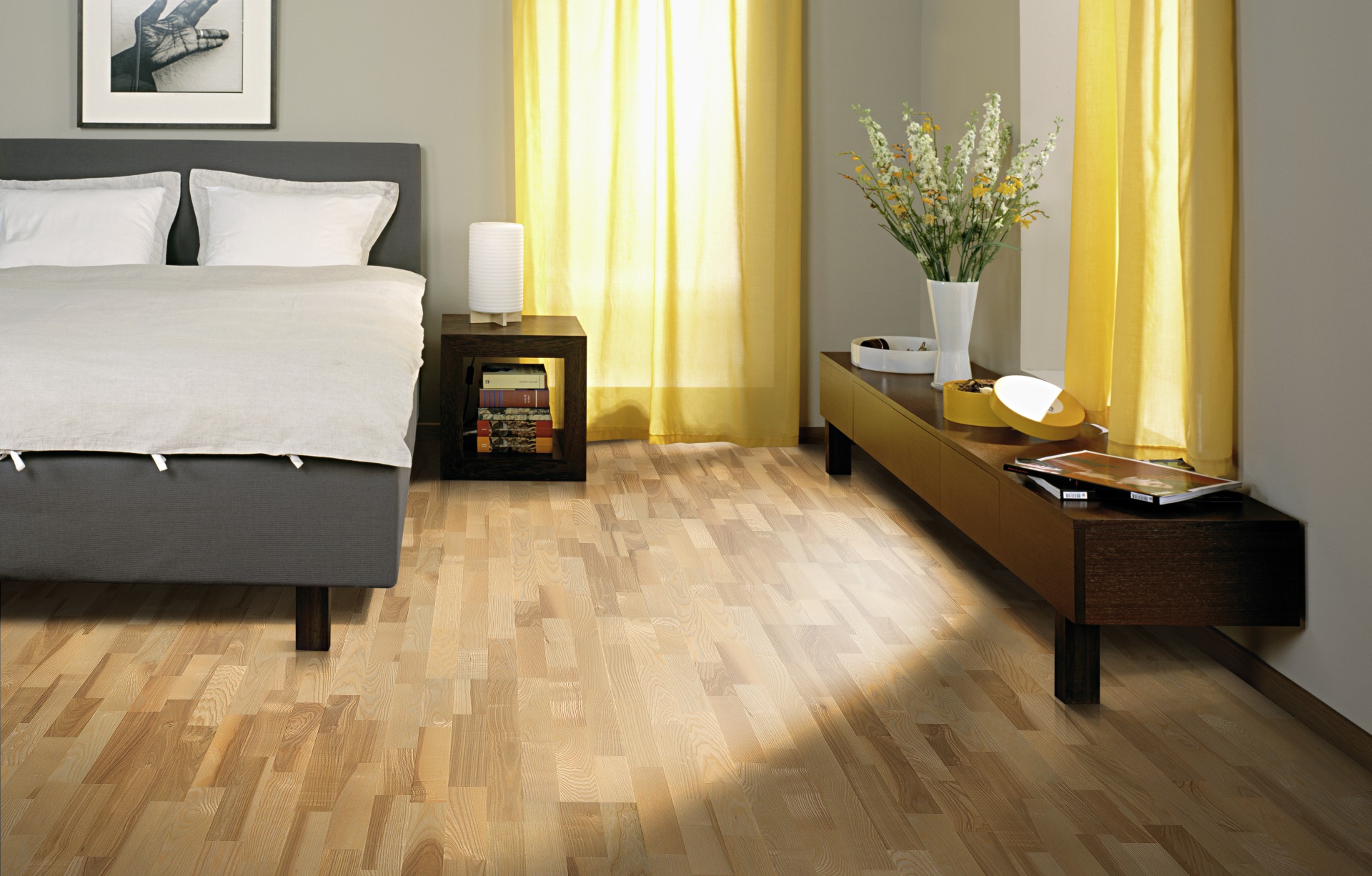 Паркетная доска Kahrs Скандинавская Ясень Кальмар Kalmar 153N18AK09KW240 Variation 2423×200×15 фото в интерьере