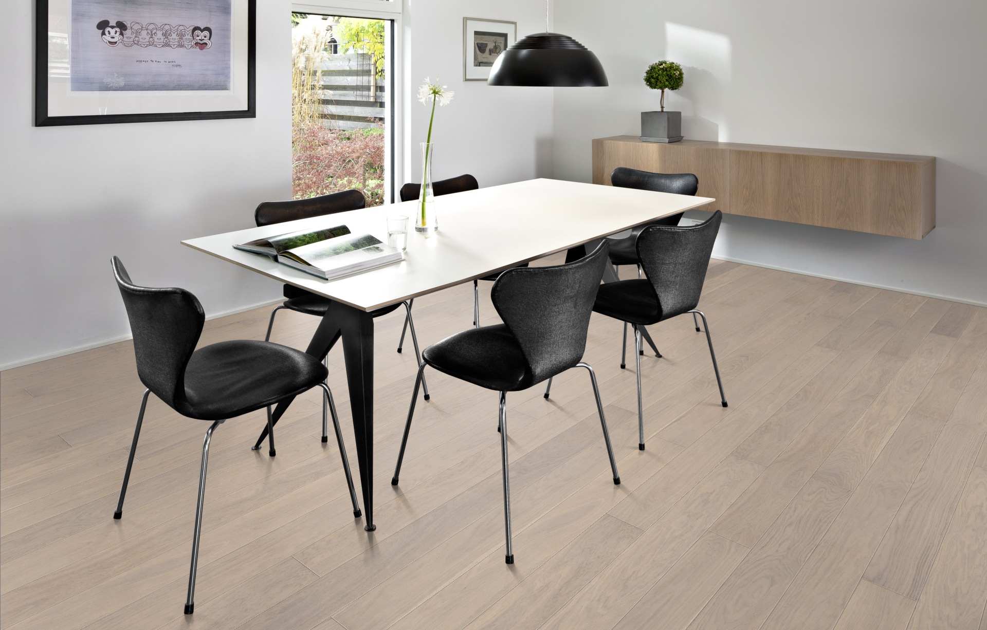 Глянцевая паркетная доска Kahrs Дуб Жемчуг Pearl 2420×187×15 фото в интерьере Глянцевая паркетная доска Kahrs Дуб Жемчуг Pearl 2420×187×15 фото в интерьере